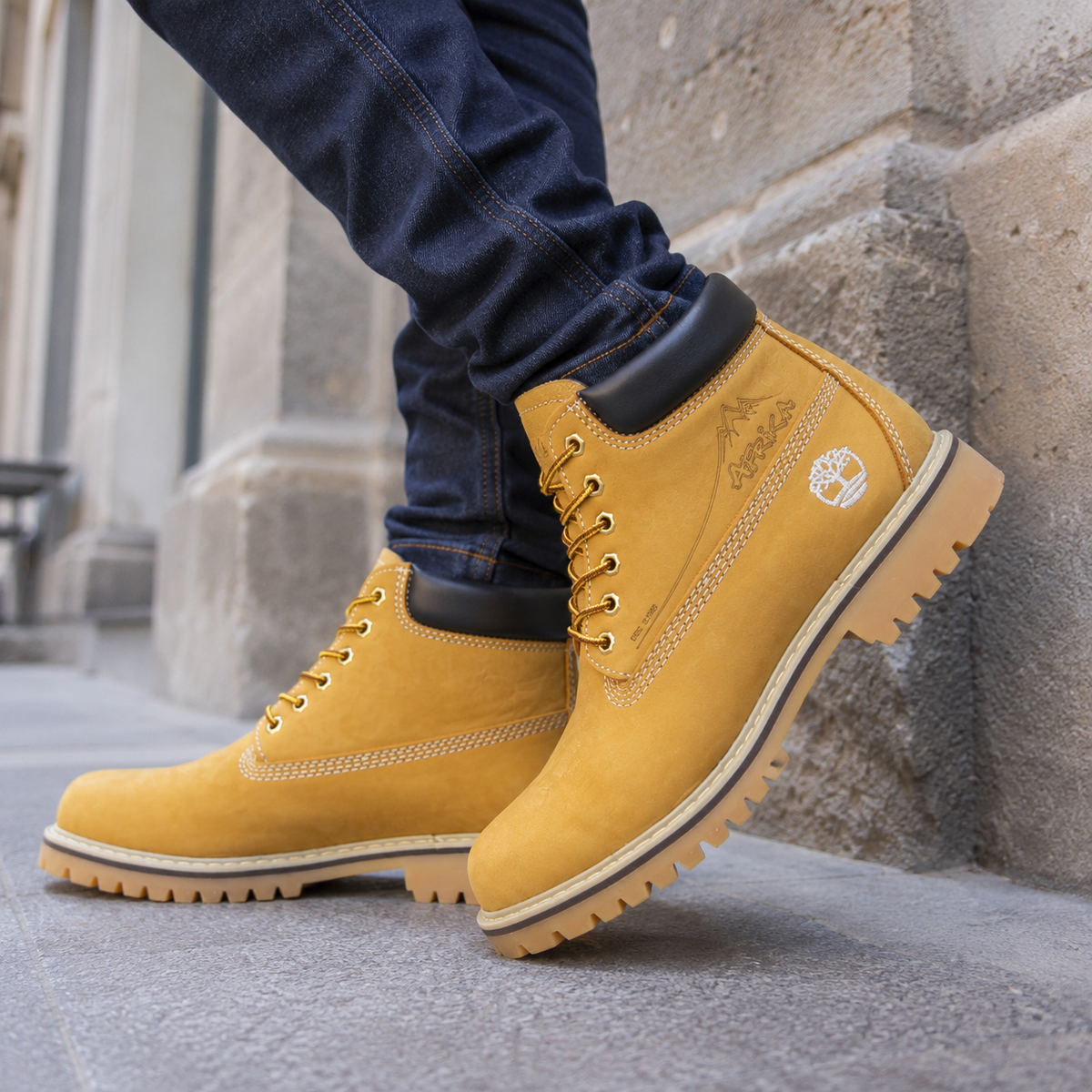 Bota Urbana de piel Afrika 1600 Nobuck Miel para Hombre - estilo de vida