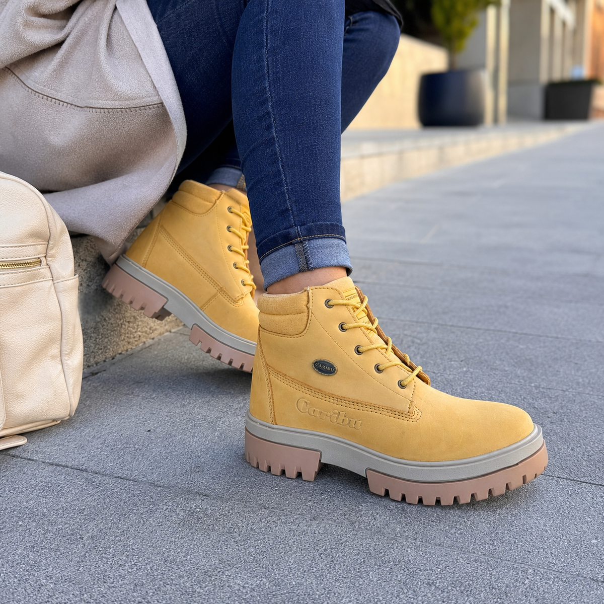 Bota Urbana de piel Caribu 616 Nobuck Paja para Mujer - estilo de vida